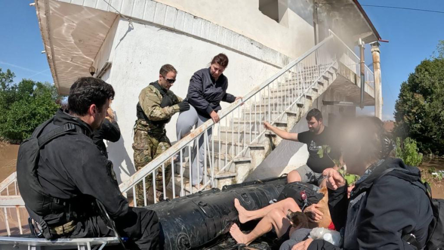 Κακοκαιρία «Daniel»:Η Μονάδα Υποβρύχιων Αποστολών του Λιμενικού απεγκλωβίζει πλημμυροπαθείς - Δείτε βίντεο και φωτό 