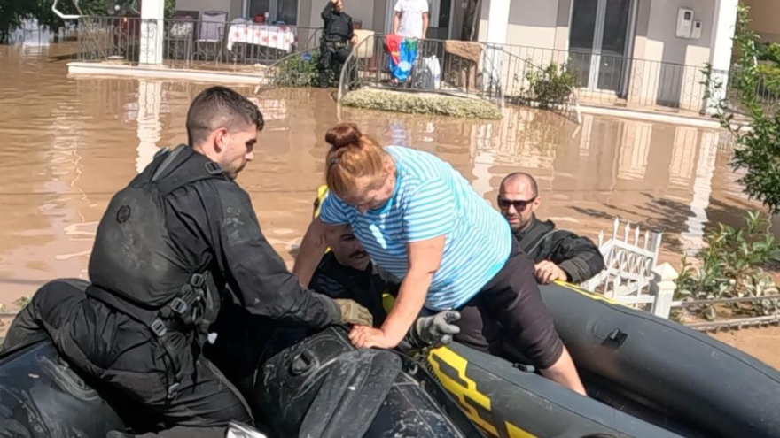 Κακοκαιρία «Daniel»:Η Μονάδα Υποβρύχιων Αποστολών του Λιμενικού απεγκλωβίζει πλημμυροπαθείς - Δείτε βίντεο και φωτό 