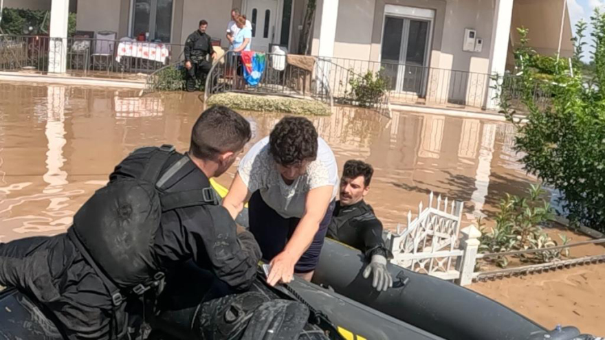 Κακοκαιρία «Daniel»:Η Μονάδα Υποβρύχιων Αποστολών του Λιμενικού απεγκλωβίζει πλημμυροπαθείς - Δείτε βίντεο και φωτό 