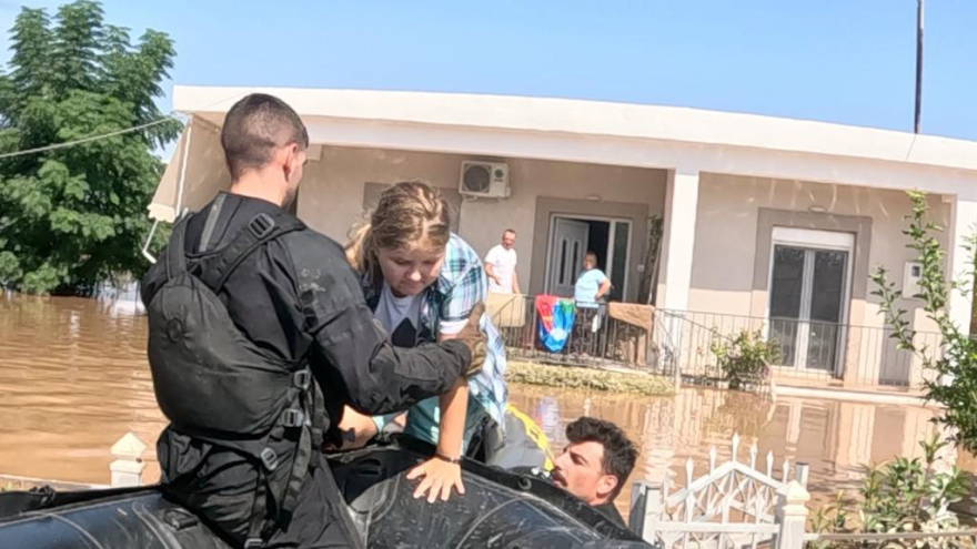 Κακοκαιρία «Daniel»:Η Μονάδα Υποβρύχιων Αποστολών του Λιμενικού απεγκλωβίζει πλημμυροπαθείς - Δείτε βίντεο και φωτό 