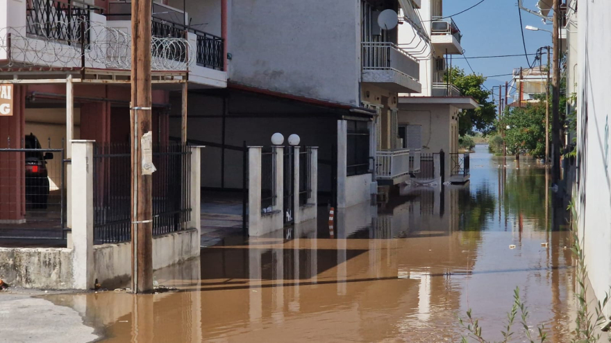 Λάρισα: Συνεχίζονται οι απεγκλωβισμοί στον Άγιο Θωμά - Δεκάδες σπίτια πλημμυρισμένα και αυτοκίνητα κάτω από τα λασπόνερα