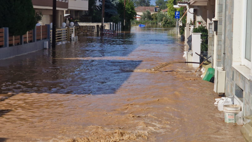 Λάρισα: Συνεχίζονται οι απεγκλωβισμοί στον Άγιο Θωμά - Δεκάδες σπίτια πλημμυρισμένα και αυτοκίνητα κάτω από τα λασπόνερα