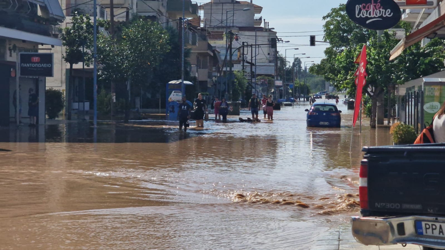 Λάρισα: Συνεχίζονται οι απεγκλωβισμοί στον Άγιο Θωμά - Δεκάδες σπίτια πλημμυρισμένα και αυτοκίνητα κάτω από τα λασπόνερα