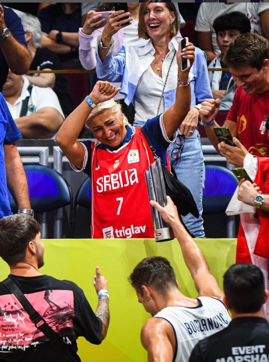 Μουντομπάσκετ: Το κλάμα της μητέρας του Μπογκντάνοβιτς μετά την πρόκριση της Σερβίας στον τελικό - Δείτε φωτογραφίες