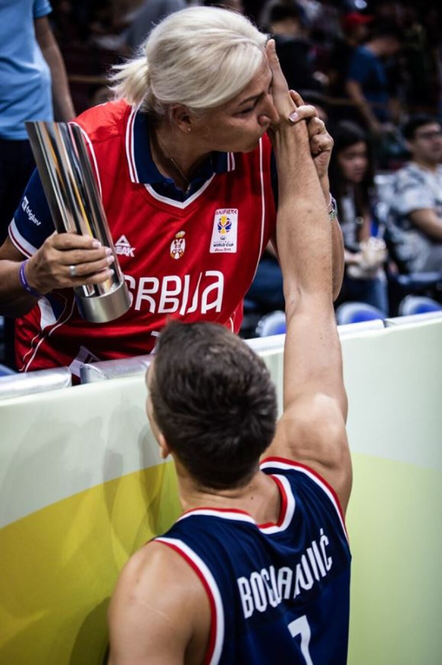 Μουντομπάσκετ: Το κλάμα της μητέρας του Μπογκντάνοβιτς μετά την πρόκριση της Σερβίας στον τελικό - Δείτε φωτογραφίες