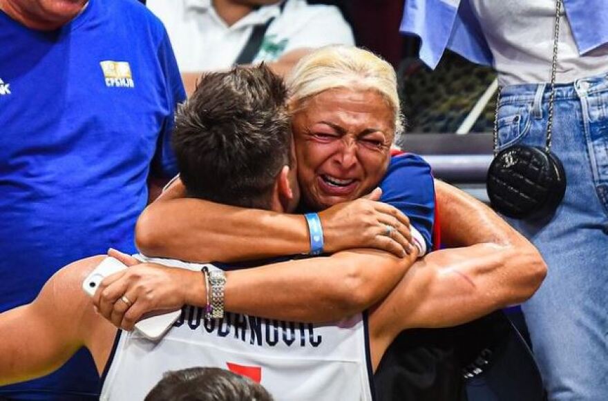 Μουντομπάσκετ: Το κλάμα της μητέρας του Μπογκντάνοβιτς μετά την πρόκριση της Σερβίας στον τελικό - Δείτε φωτογραφίες