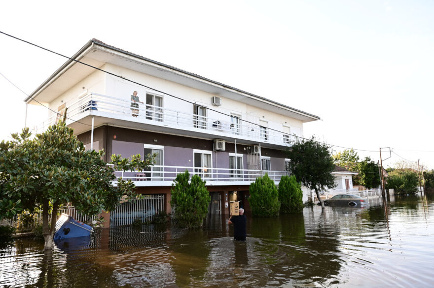 Κακοκαιρία Daniel - Καρδίτσα: Σε κούτες στους ώμους και σε σακούλες στον λαιμό μεταφέρουν φαγητό, νερά, φάρμακα - Φωτογραφίες