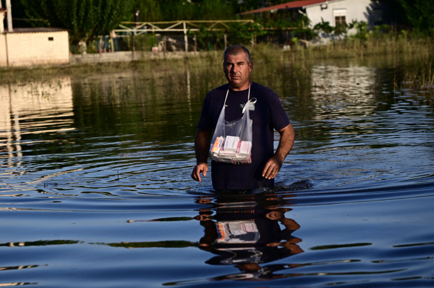 Κακοκαιρία Daniel - Καρδίτσα: Σε κούτες στους ώμους και σε σακούλες στον λαιμό μεταφέρουν φαγητό, νερά, φάρμακα - Φωτογραφίες