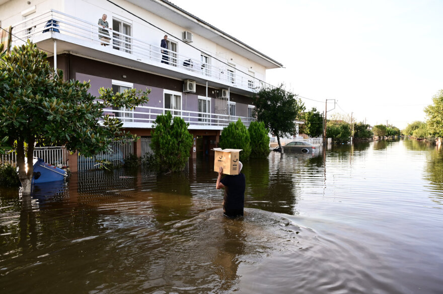 Κακοκαιρία Daniel - Καρδίτσα: Σε κούτες στους ώμους και σε σακούλες στον λαιμό μεταφέρουν φαγητό, νερά, φάρμακα - Φωτογραφίες