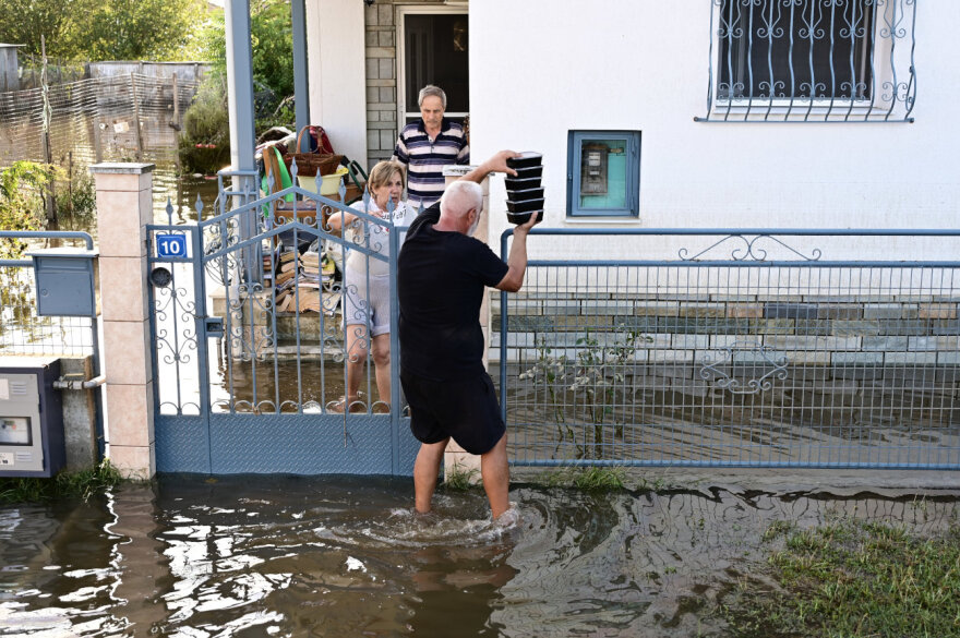 Κακοκαιρία Daniel - Καρδίτσα: Σε κούτες στους ώμους και σε σακούλες στον λαιμό μεταφέρουν φαγητό, νερά, φάρμακα - Φωτογραφίες