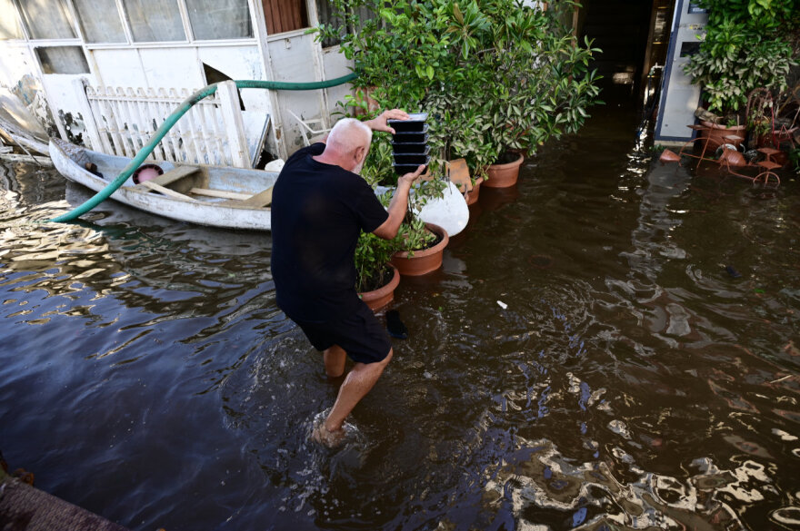 Κακοκαιρία Daniel - Καρδίτσα: Σε κούτες στους ώμους και σε σακούλες στον λαιμό μεταφέρουν φαγητό, νερά, φάρμακα - Φωτογραφίες
