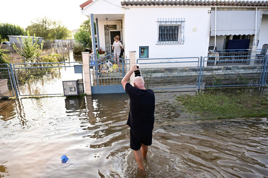 Κακοκαιρία Daniel - Καρδίτσα: Σε κούτες στους ώμους και σε σακούλες στον λαιμό μεταφέρουν φαγητό, νερά, φάρμακα - Φωτογραφίες