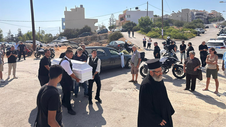 Blue Horizon: Το τελευταίο «αντίο» στον Αντώνη Καργιώτη στην Κρήτη - Κατέρρευσαν συγγενείς του