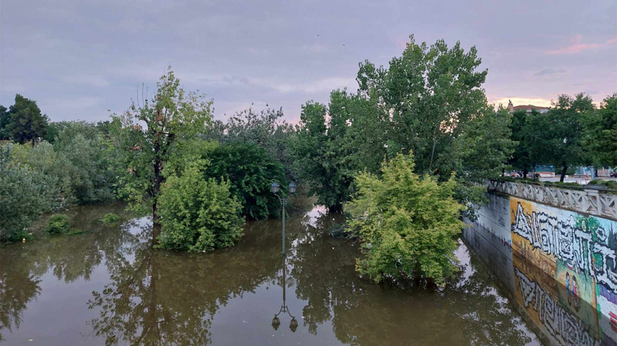 Κακοκαιρία Daniel - Λάρισα: Αγωνία από τον φουσκωμένο Πηνειό - «Τις τελευταίες ώρες ανεβαίνει πιο γρήγορα το νερό»