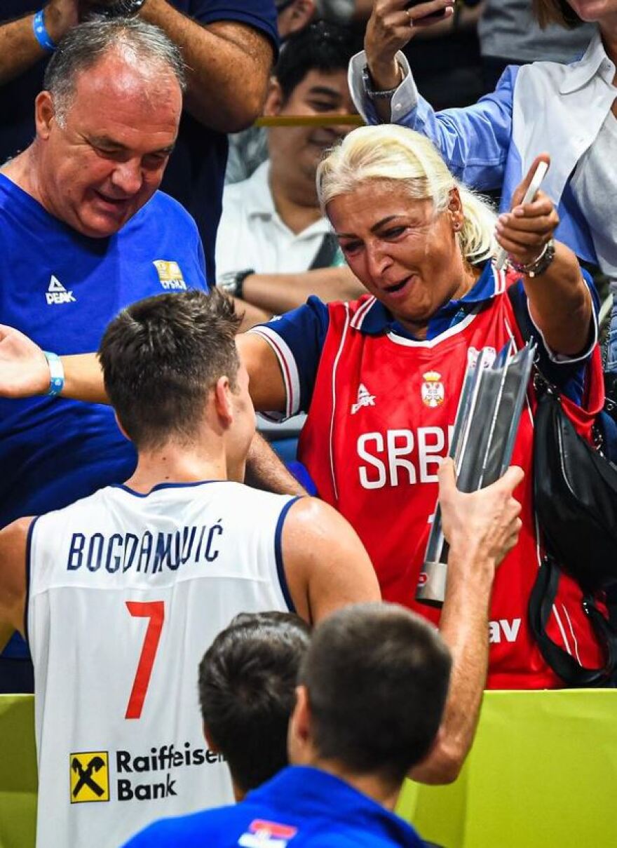 Μουντομπάσκετ: Το κλάμα της μητέρας του Μπογκντάνοβιτς μετά την πρόκριση της Σερβίας στον τελικό - Δείτε φωτογραφίες