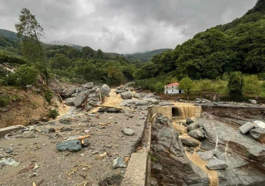 Κακοκαιρία Daniel: Παππούς με τα 3 μικρά εγγόνια του έχουν αποκλειστεί στο Πουρί, χωρίς νερό, ρεύμα και φάρμακα