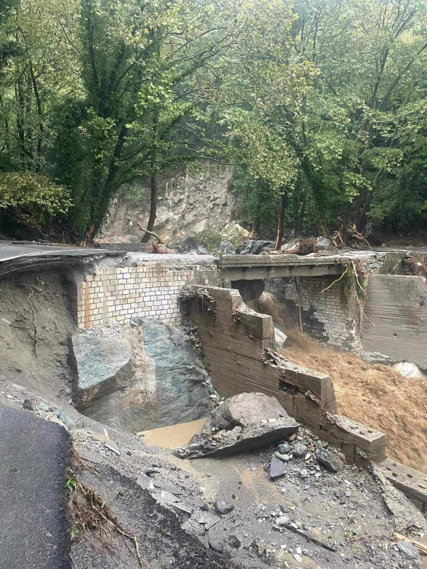 Κακοκαιρία Daniel: Παππούς με τα 3 μικρά εγγόνια του έχουν αποκλειστεί στο Πουρί, χωρίς νερό, ρεύμα και φάρμακα