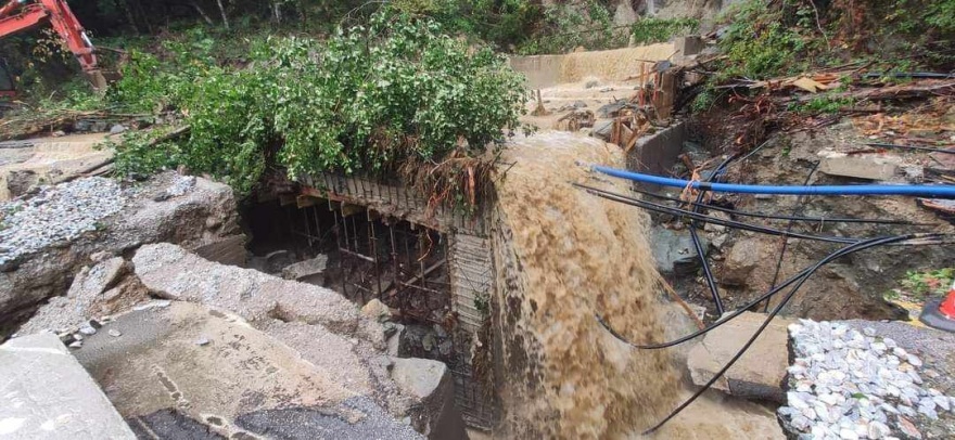 Κακοκαιρία Daniel: Παππούς με τα 3 μικρά εγγόνια του έχουν αποκλειστεί στο Πουρί, χωρίς νερό, ρεύμα και φάρμακα