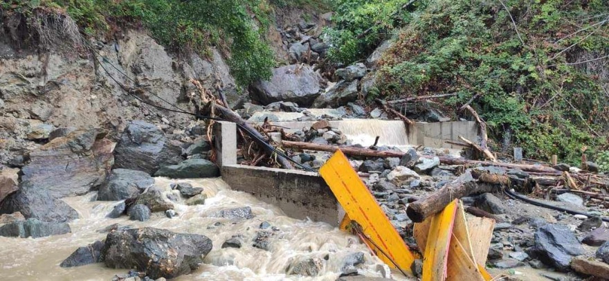 Κακοκαιρία Daniel: Παππούς με τα 3 μικρά εγγόνια του έχουν αποκλειστεί στο Πουρί, χωρίς νερό, ρεύμα και φάρμακα