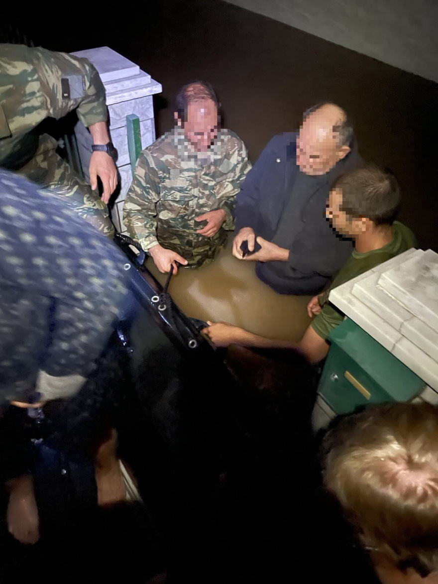 Καρδίτσα: Υποβρύχιες ομάδες διασωστών ετοιμάζονται να ψάξουν τα σπίτια πόρτα-πόρτα