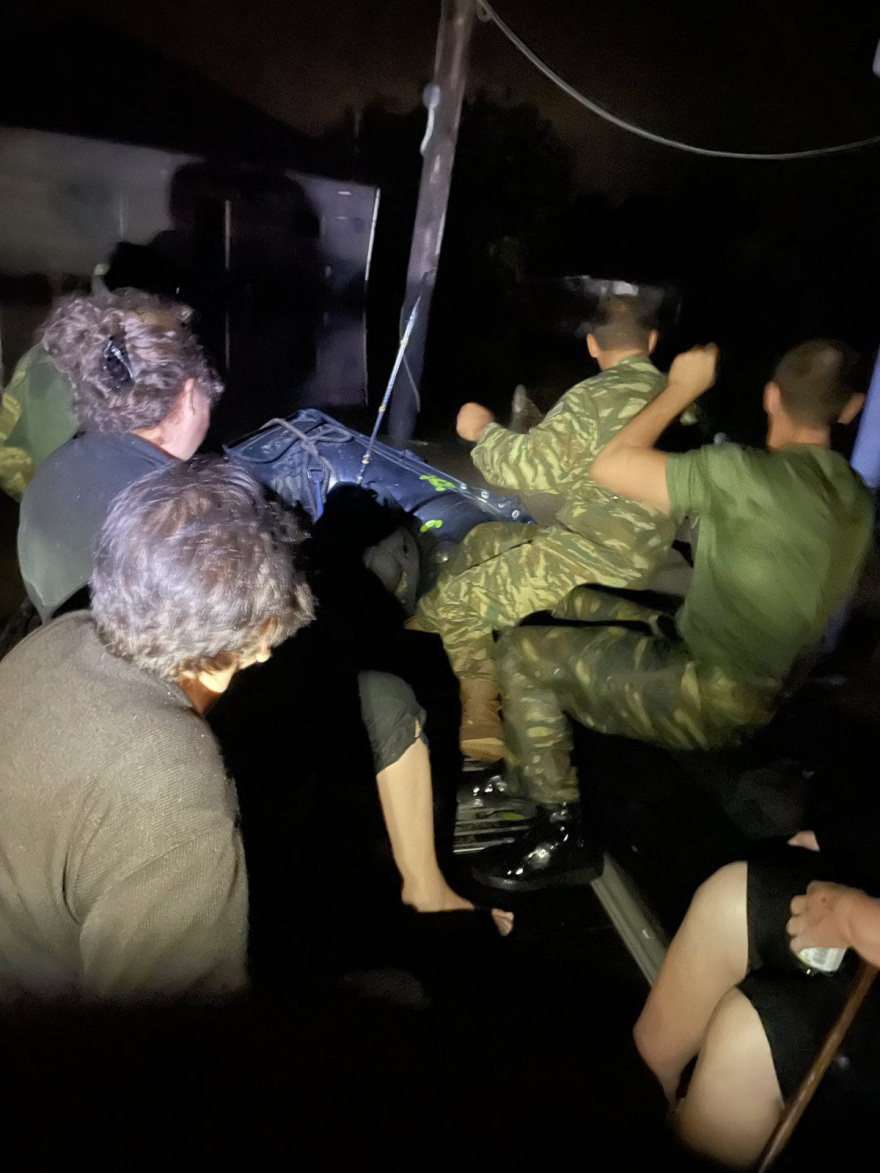 Καρδίτσα: Υποβρύχιες ομάδες διασωστών ετοιμάζονται να ψάξουν τα σπίτια πόρτα-πόρτα