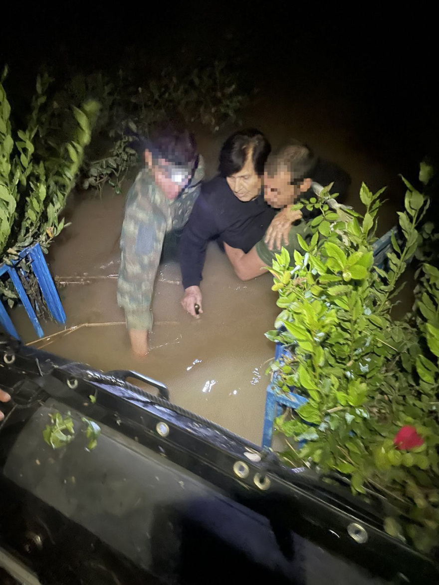 Καρδίτσα: Υποβρύχιες ομάδες διασωστών ετοιμάζονται να ψάξουν τα σπίτια πόρτα-πόρτα