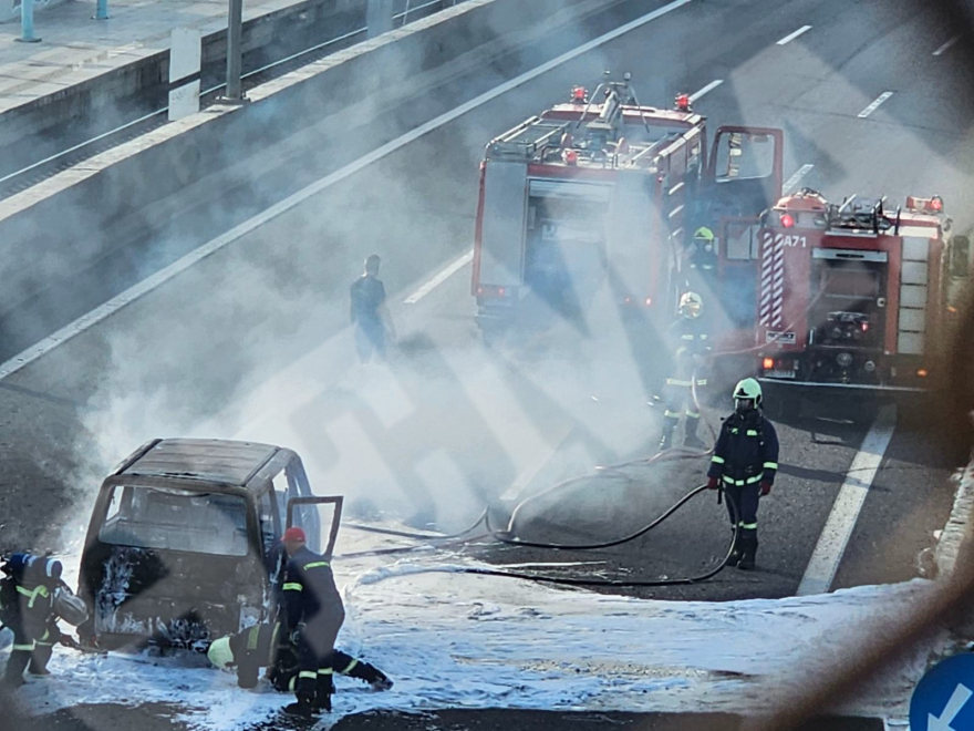 Αττική Οδός: Στις φλόγες βανάκι στην έξοδο της Πεντέλης - Δείτε φωτογραφίες