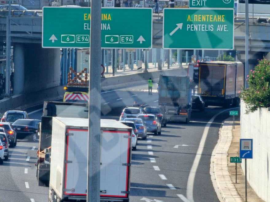 Αττική Οδός: Στις φλόγες βανάκι στην έξοδο της Πεντέλης - Δείτε φωτογραφίες