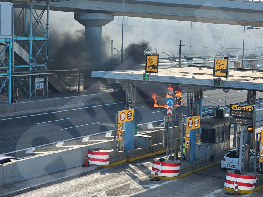 Αττική Οδός: Στις φλόγες βανάκι στην έξοδο της Πεντέλης - Δείτε φωτογραφίες