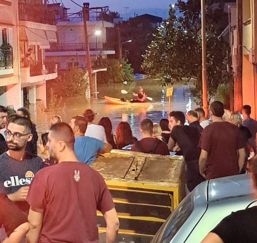 Κακοκαιρία Daniel: Δεύτερη νύχτα αγωνίας στη Λάρισα - Μάχη για να μην φτάσει στο κέντρο ο Πηνειός 