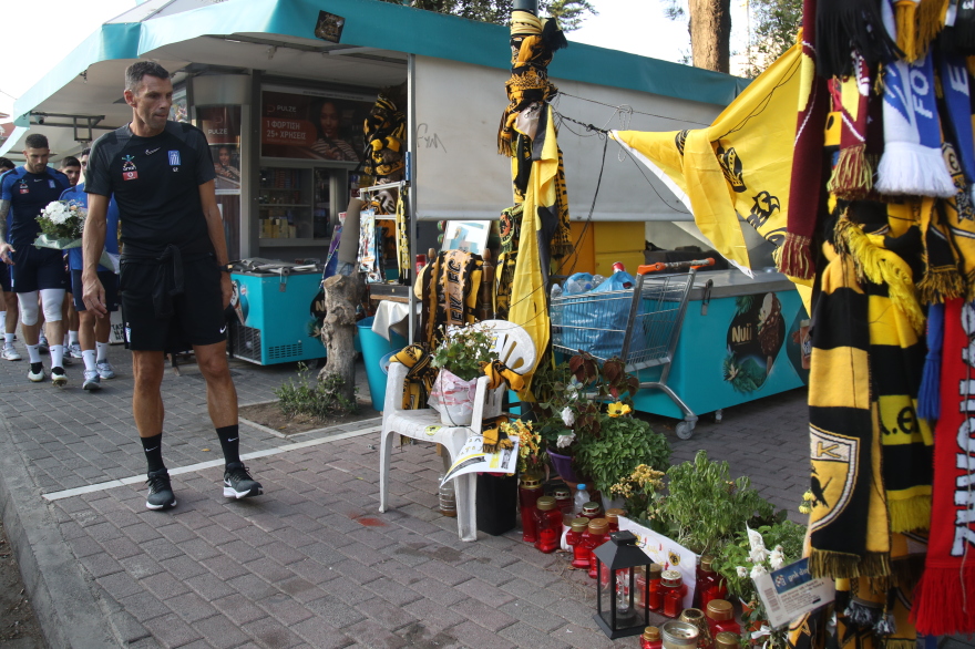 Ελλάδα: Οι διεθνείς ποδοσφαιριστές κατέθεσαν λουλούδια στο σημείο της δολοφονίας του Μιχάλη Κατσουρή - Φωτογραφίες 