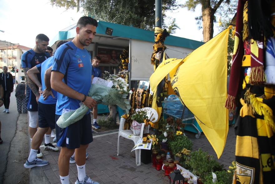 Ελλάδα: Οι διεθνείς ποδοσφαιριστές κατέθεσαν λουλούδια στο σημείο της δολοφονίας του Μιχάλη Κατσουρή - Φωτογραφίες 