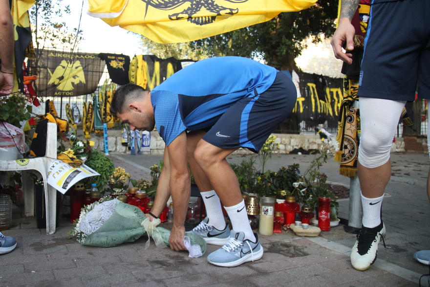 Ελλάδα: Οι διεθνείς ποδοσφαιριστές κατέθεσαν λουλούδια στο σημείο της δολοφονίας του Μιχάλη Κατσουρή - Φωτογραφίες 