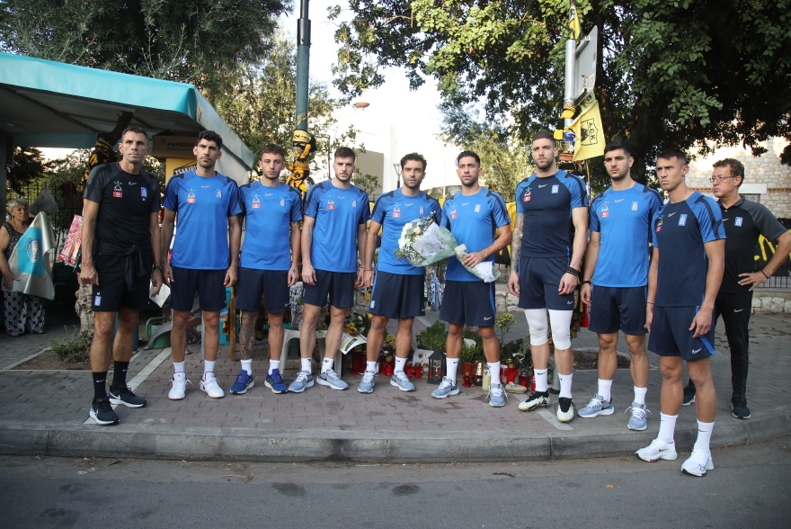 Ελλάδα: Οι διεθνείς ποδοσφαιριστές κατέθεσαν λουλούδια στο σημείο της δολοφονίας του Μιχάλη Κατσουρή - Φωτογραφίες 