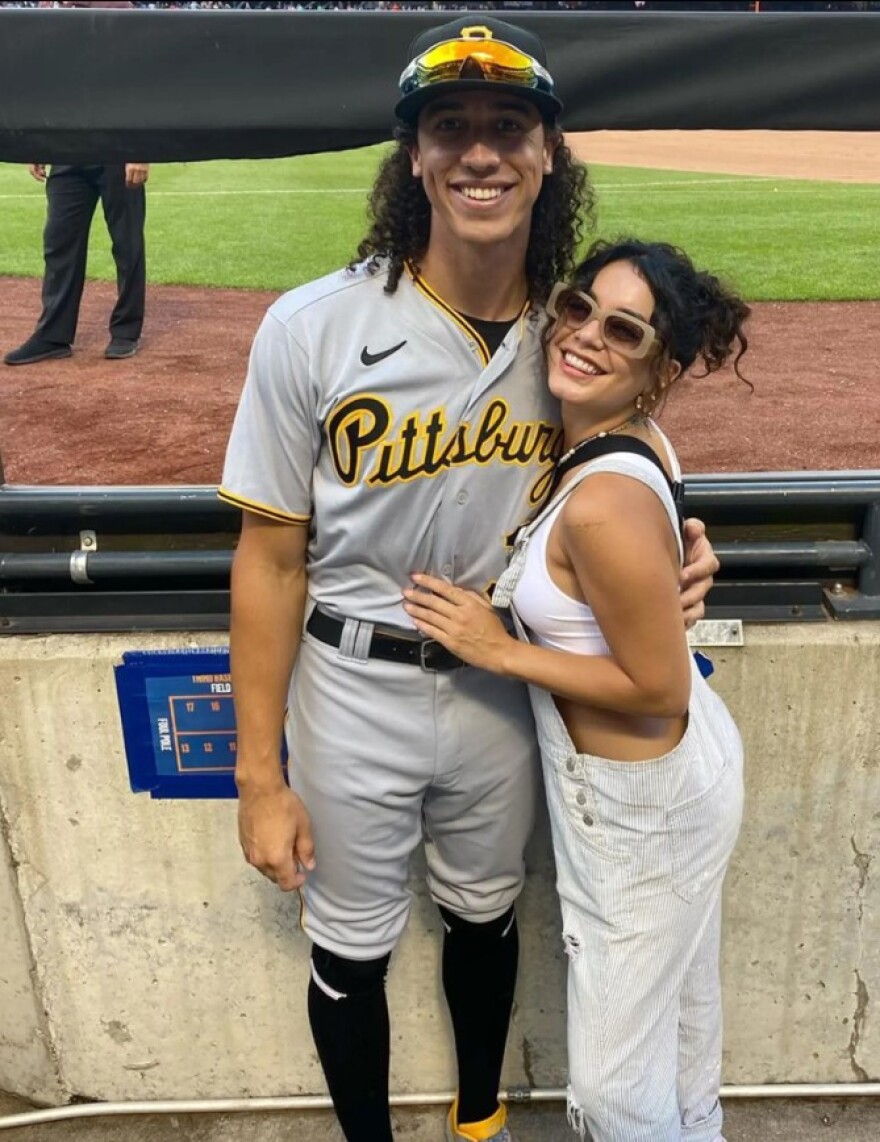 Βανέσα Χάντζενς: Η εκατομμυριούχος ηθοποιός παραπονιέται ότι τα νυφικά είναι «τόσο ακριβά»