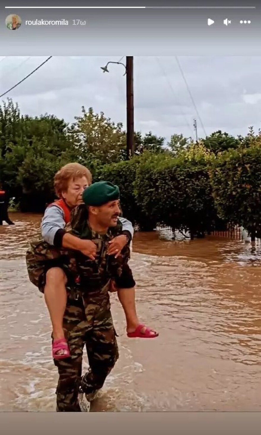 Ρούλα Κορομηλά: Η συγκινητική φωτογραφία από τη διάσωση μίας ηλικιωμένης από στρατιωτικό