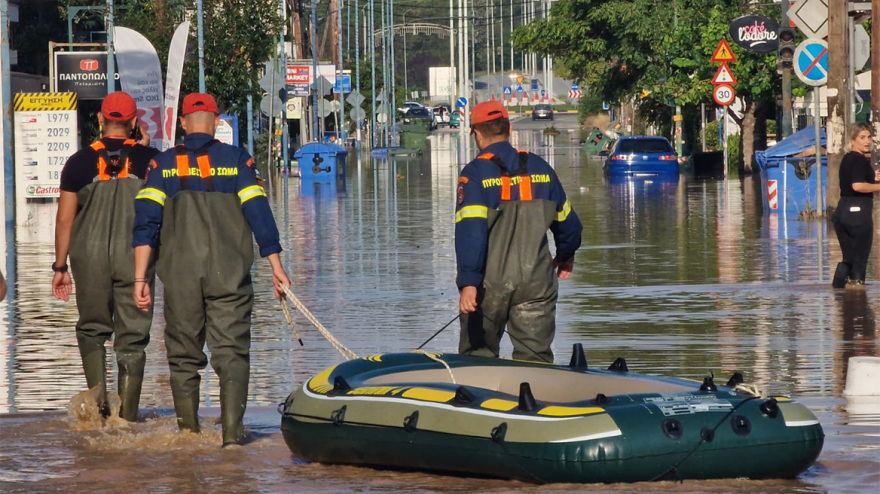 Λάρισα: Συνεχίζονται οι απεγκλωβισμοί - Μέχρι τους πρώτους ορόφους πολυκατοικιών τα λασπόνερα
