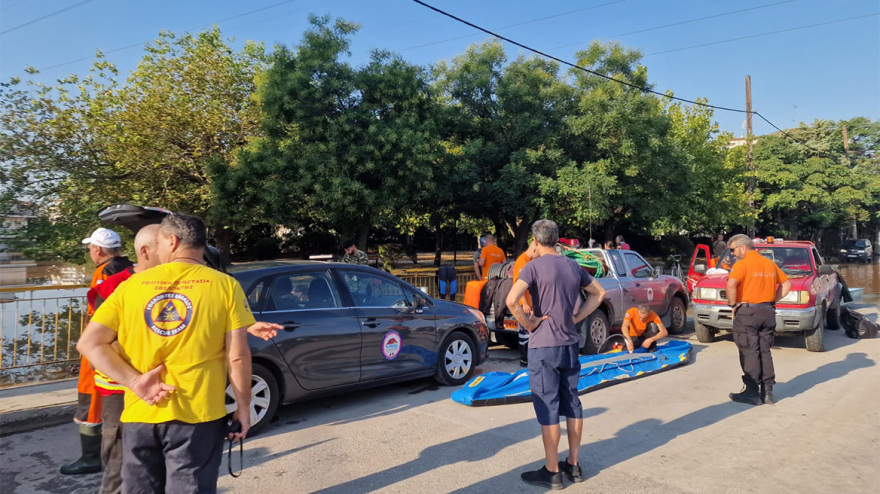 Λάρισα: Συνεχίζονται οι απεγκλωβισμοί - Μέχρι τους πρώτους ορόφους πολυκατοικιών τα λασπόνερα