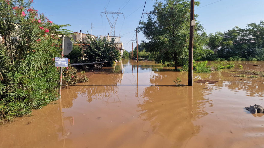 Λάρισα: Συνεχίζονται οι απεγκλωβισμοί - Μέχρι τους πρώτους ορόφους πολυκατοικιών τα λασπόνερα