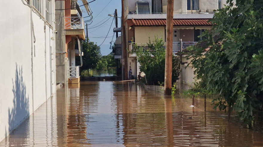 Λάρισα: Συνεχίζονται οι απεγκλωβισμοί - Μέχρι τους πρώτους ορόφους πολυκατοικιών τα λασπόνερα