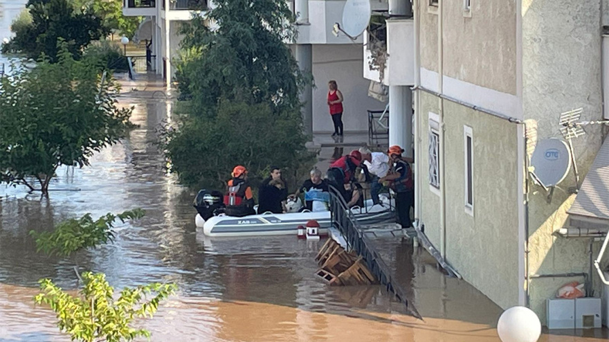 Λάρισα: Συνεχίζονται οι απεγκλωβισμοί - Μέχρι τους πρώτους ορόφους πολυκατοικιών τα λασπόνερα