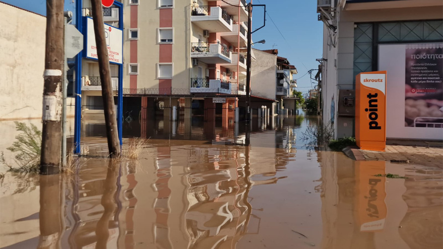 Λάρισα: Συνεχίζονται οι απεγκλωβισμοί - Μέχρι τους πρώτους ορόφους πολυκατοικιών τα λασπόνερα