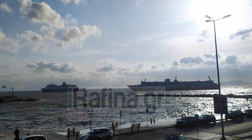 Ραφήνα: Τρία πλοία έμπλεξαν τις άγκυρές τους – Τεράστια ταλαιπωρία για τους επιβάτες - Δείτε βίντεο