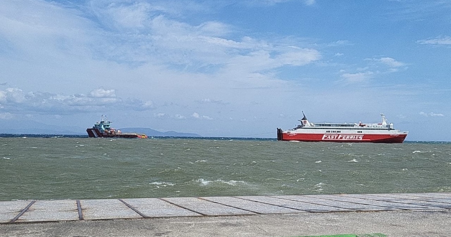 Ραφήνα: Πώς έγινε η επακούμβηση των δύο πλοίων όταν έμπλεξαν οι άγκυρες με την προπέλα στο λιμάνι