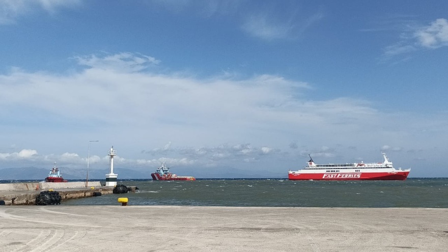 Ραφήνα: Πώς έγινε η επακούμβηση των δύο πλοίων όταν έμπλεξαν οι άγκυρες με την προπέλα στο λιμάνι