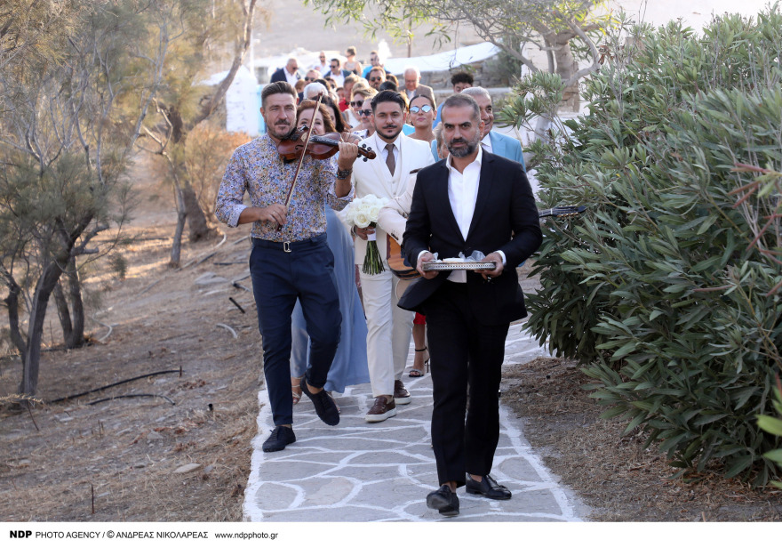 Stan: Η συγκίνηση όταν έφτασε η νύφη στην εκκλησία και ο χορός του ιερέα που τους πάντρεψε