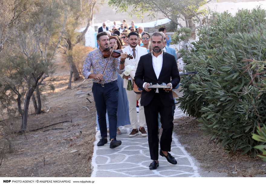 Stan: Η συγκίνηση όταν έφτασε η νύφη στην εκκλησία και ο χορός του ιερέα που τους πάντρεψε