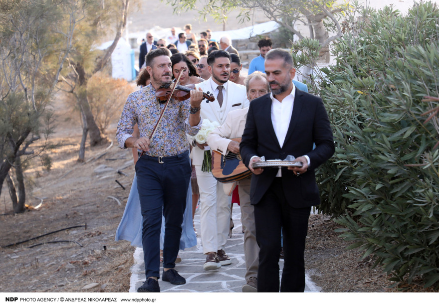 Stan: Η συγκίνηση όταν έφτασε η νύφη στην εκκλησία και ο χορός του ιερέα που τους πάντρεψε