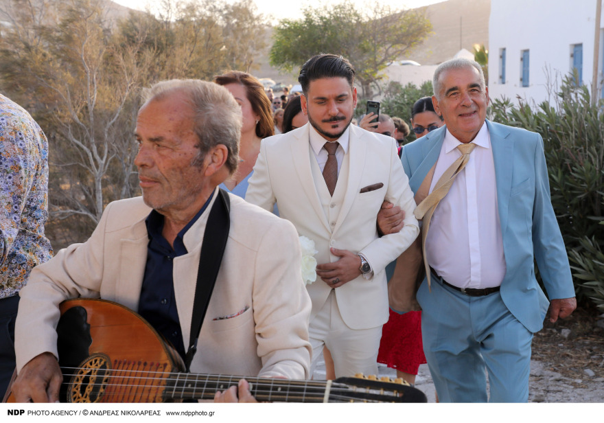 Stan: Η συγκίνηση όταν έφτασε η νύφη στην εκκλησία και ο χορός του ιερέα που τους πάντρεψε