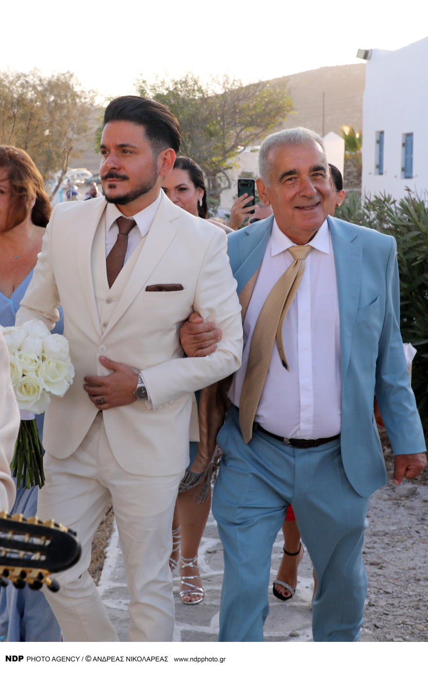 Stan: Η συγκίνηση όταν έφτασε η νύφη στην εκκλησία και ο χορός του ιερέα που τους πάντρεψε